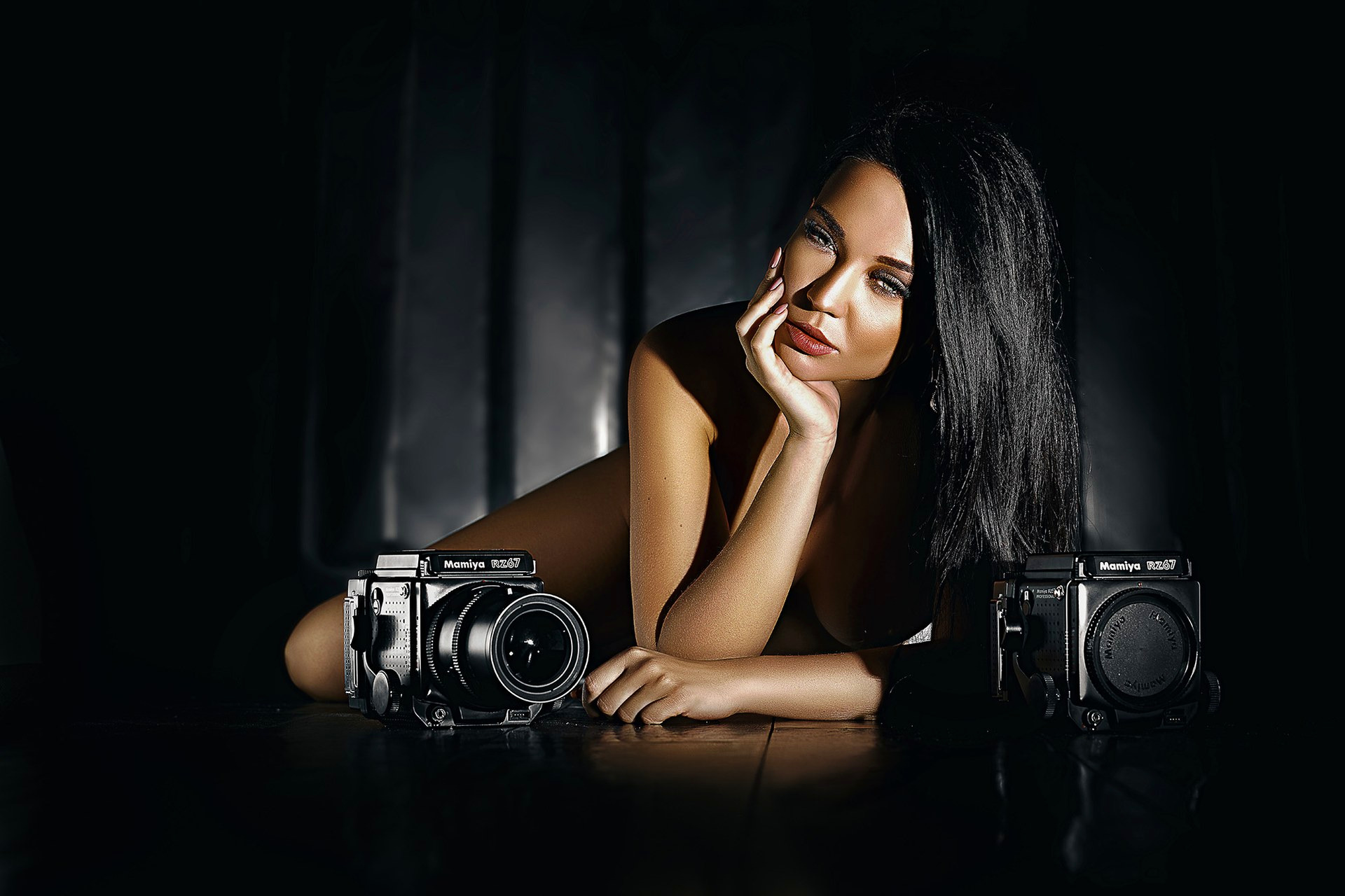 Portrait éditorial en clair-obscur avec deux Mamiya RZ67 pour un client de Bordeaux