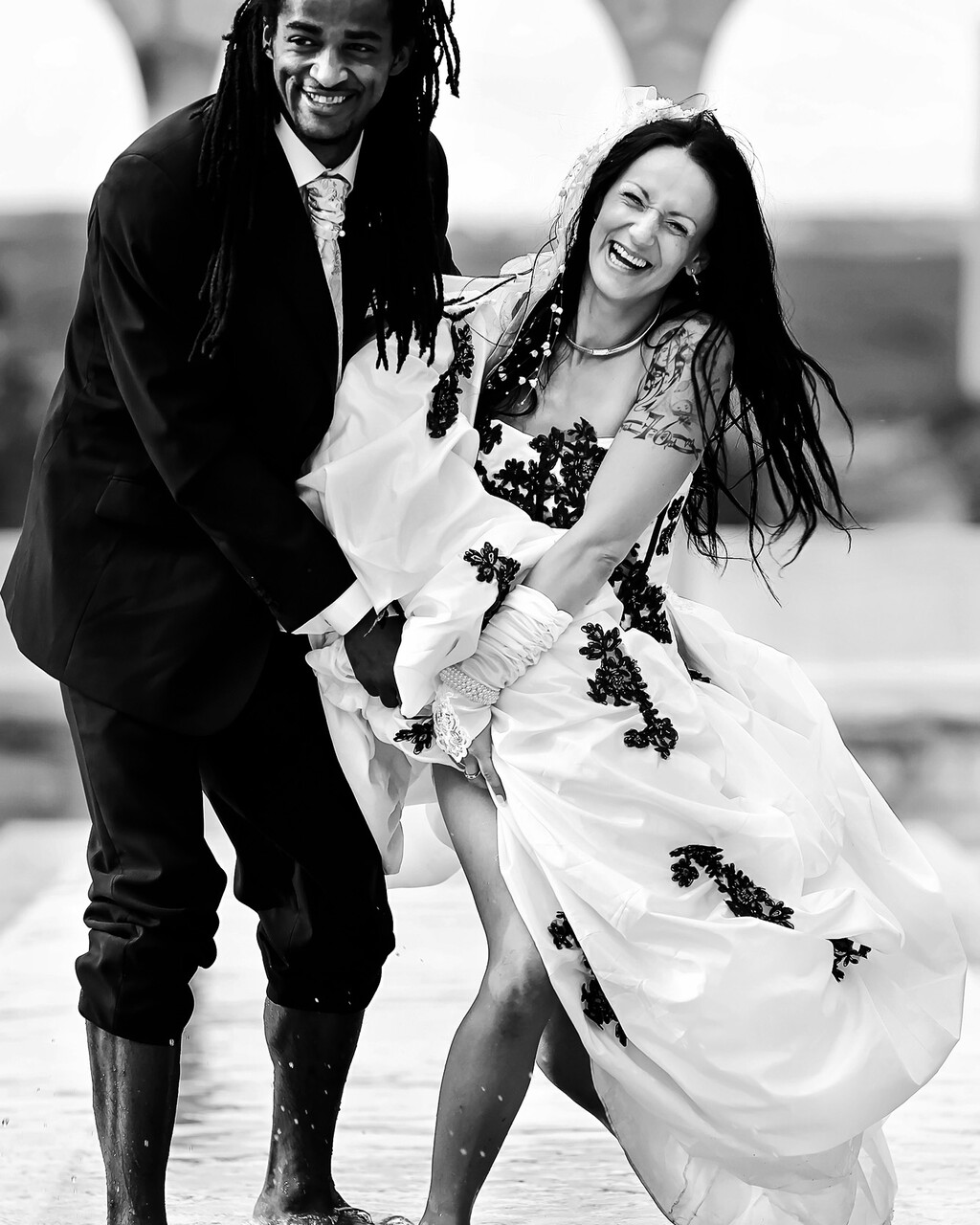 Portrait de mariée en noir et blanc avec bouquet réalisé à Bordeaux