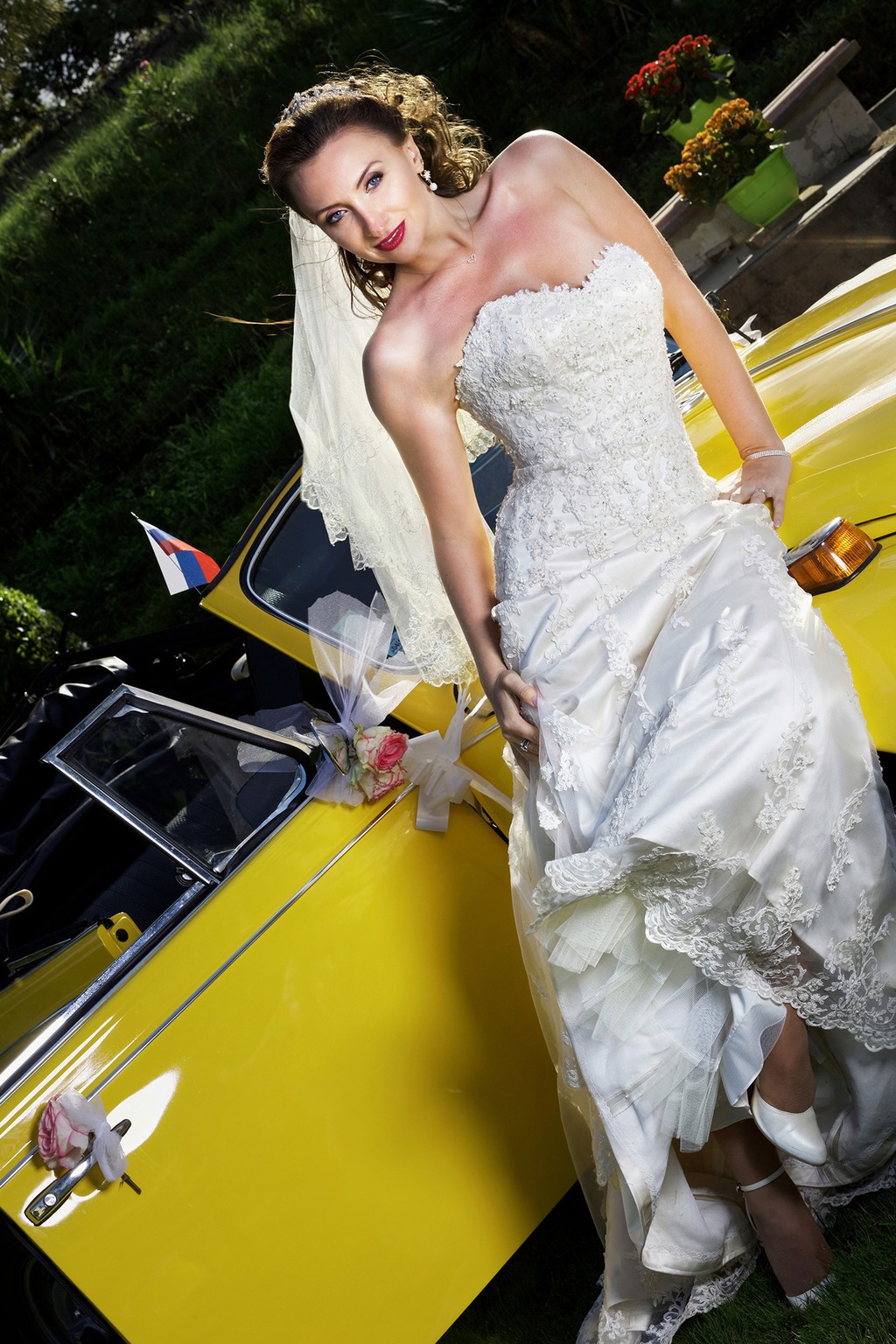Portrait de mariée avec voiture de collection réalisé en Gironde