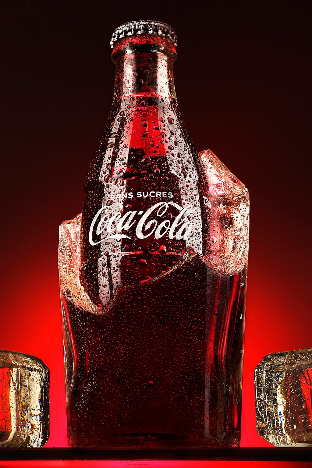 Packshot publicitaire de bouteille de soda sur glace, photographie produit en studio mobile à Bordeaux